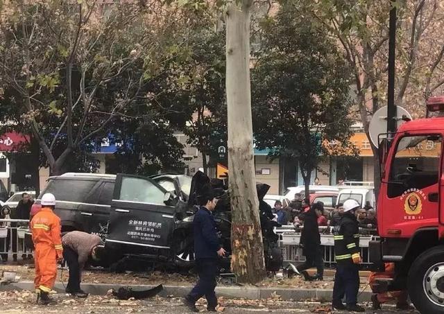 客车撞树侧翻3死4伤,客车撞车视频